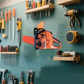 Kettensägen-Wandhalterung aus Eisen – rostfrei, universell für Benzin- & Elektrosägen, schnelle Montage, Garage & Werkstatt